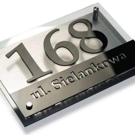 Hausnummernschild schwarze Ziffern, Hintergrund Aluminium