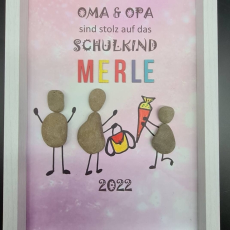 Liebevoll handgefertigtes Steinbild als Geschenk von Oma und Opa für das Schulkind (Mädchen) - personalisierbar - 3 Rahmenfarben wählbar