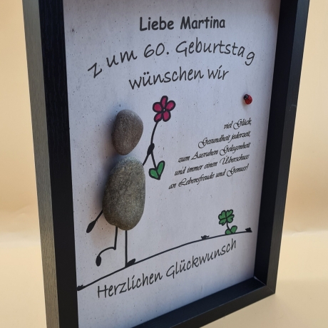 Liebevoll handgefertigtes Steinbild als Geschenk zum Geburtstag - personalisierbar und in 3 Rahmenfarben