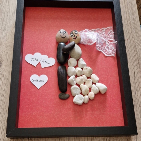 Liebevoll handgefertigtes Steinbild mit bemalten Steinen als Geschenk zur Hochzeit - personalisierbar - Hochzeitsgeschenk