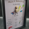 Liebevoll handgefertigtes Steinbild als Geschenk für das Schulkind (Junge) - Meilenstein - personalisiert - 3 Rahmenfarben wählbar wählbar