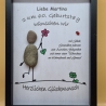 Liebevoll handgefertigtes Steinbild als Geschenk zum Geburtstag - personalisierbar und in 3 Rahmenfarben