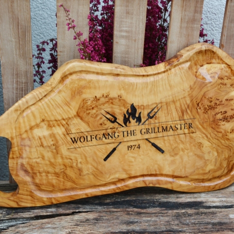 Servierbrett Olivenholz Grifflasche Lasergravur personalisiert