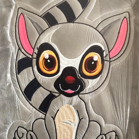 Stickdatei Applikation Lemur Julien in 3 Größen