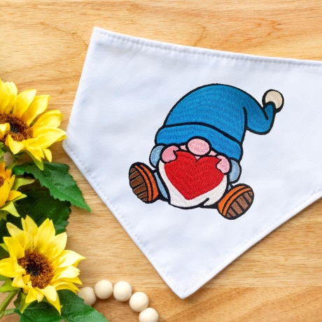 Stickdatei Gnom mit Herz in 6 Größen