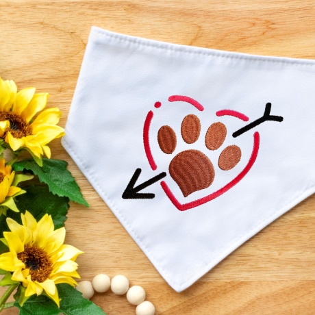 Stickdatei Hunde Pfote mit Pfeil im Herz in 6 Größen