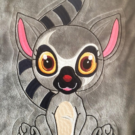 Stickdatei Applikation Lemur Julien in 3 Größen