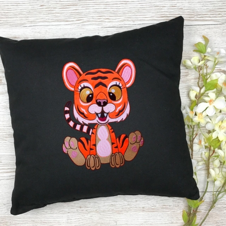 Stickdatei Applikation Tiger Lilly in 3 Größen