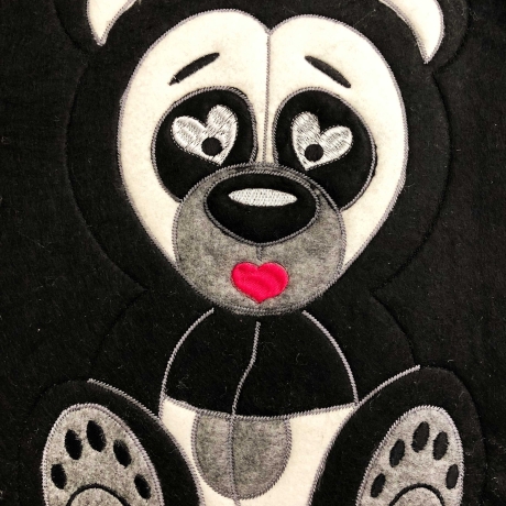 Stickdatei ITH Panda SMOKY für Rahmen 16×26 cm