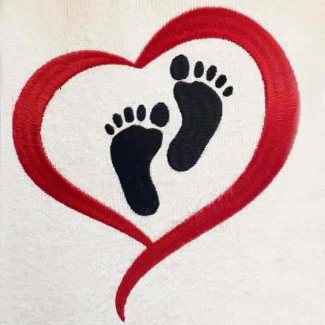 Stickdatei Baby Füßchen im Herz in 6 Größen