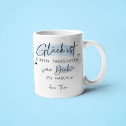 Personalisierte Tasse mit Spruch Glück ist, einen Tagesvater wie dich zu haben. Ideales Geschenk für Geburtstage, Ostern Weihnachten.