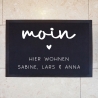 Personalisierte Fußmatte - Fussmatte mit Wunschnamen | Moin - Hier wohnen | 60 x 40 cm | Geschenkidee zum Umzug, Einzug für Familien, Umzug