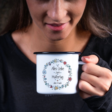 Personalisierte Tasse Emaille Becher Geschenk zum Muttertag. Motiv: Alles liebe zum Muttertag mit Wunschnamen. Beidseitiger Druck. Blumen