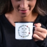 Personalisierte Tasse Emaille Becher Geschenk zum Muttertag. Motiv: Alles liebe zum Muttertag mit Wunschnamen. Beidseitiger Druck. Blumen