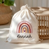 Personalisierter Turnbeutel aus Bio-Baumwolle | Mit Ihrem Wunsch-Namen | Regenbogen-Design. Perfekt als Rucksack für Schule und Kindergarten