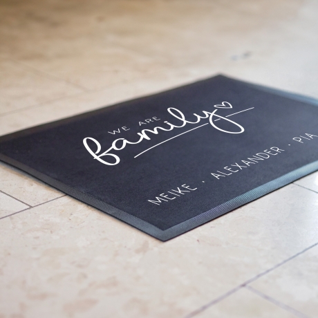 Personalisierte Fußmatte - Fussmatte mit Wunschnamen | We are Family |  60 x 40 cm | Geschenkidee zum Umzug, Einzug für Familien