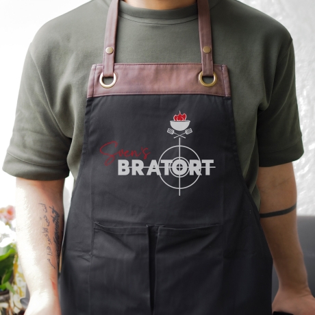 Personalisierte Premium Grillschürze Bratort Schürze mit Kunstleder Applikation | Kochschürze | Grillschürze mit Wunschnamen | Geschenkidee