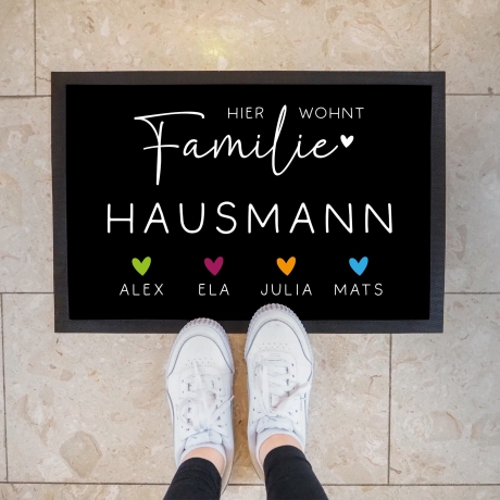 Personalisierte Fußmatte - Fussmatte mit Wunschnamen | Familie mit Herzen Haustier | 60x40 cm | Geschenkidee zum Umzug, Umzug