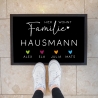 Personalisierte Fußmatte - Fussmatte mit Wunschnamen | Familie mit Herzen Haustier | 60x40 cm | Geschenkidee zum Umzug, Umzug