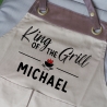 King of the Grill Grillschürze personalisiert für Männer mit Name & Kunstleder zum Geburtstag - Weihnachten Baumwollschürze, Küchenschürze