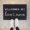 Personalisierte Fußmatte Willkommen bei & (Namen) | Willkommen bei | 60 x 40 cm | Geschenkidee zum Umzug, Einzug für Familien, Umzug