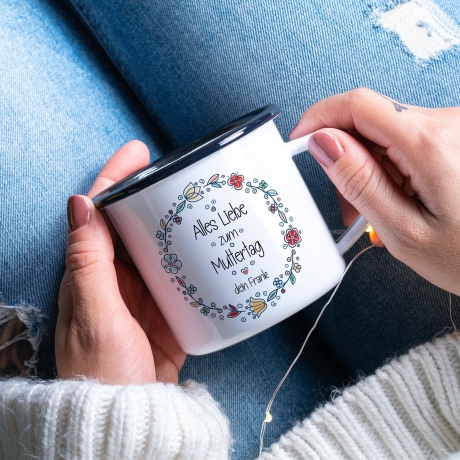 Personalisierte Tasse Emaille Becher Geschenk zum Muttertag. Motiv: Alles liebe zum Muttertag mit Wunschnamen. Beidseitiger Druck. Blumen