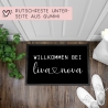 Personalisierte Fußmatte Willkommen bei & (Namen) | Willkommen bei | 60 x 40 cm | Geschenkidee zum Umzug, Einzug für Familien, Umzug