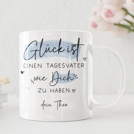 Personalisierte Tasse mit Spruch Glück ist, einen Tagesvater wie dich zu haben. Ideales Geschenk für Geburtstage, Ostern Weihnachten.