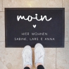 Personalisierte Fußmatte - Fussmatte mit Wunschnamen | Moin - Hier wohnen | 60 x 40 cm | Geschenkidee zum Umzug, Einzug für Familien, Umzug