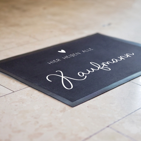 Personalisierte Fußmatte - Fussmatte mit Wunschnamen | Hier heißen alle... | 60 x 40 cm | Geschenkidee zum Umzug, Einzug für Familien, Umzug