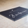 Personalisierte Fußmatte - Fussmatte mit Wunschnamen | Hier heißen alle... | 60 x 40 cm | Geschenkidee zum Umzug, Einzug für Familien, Umzug
