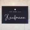 Personalisierte Fußmatte - Fussmatte mit Wunschnamen | Hier heißen alle... | 60 x 40 cm | Geschenkidee zum Umzug, Einzug für Familien, Umzug