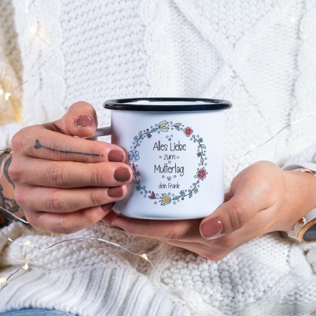 Personalisierte Tasse Emaille Becher Geschenk zum Muttertag. Motiv: Alles liebe zum Muttertag mit Wunschnamen. Beidseitiger Druck. Blumen