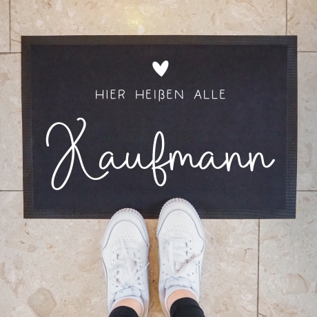 Personalisierte Fußmatte - Fussmatte mit Wunschnamen | Hier heißen alle... | 60 x 40 cm | Geschenkidee zum Umzug, Einzug für Familien, Umzug