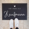 Personalisierte Fußmatte - Fussmatte mit Wunschnamen | Hier heißen alle... | 60 x 40 cm | Geschenkidee zum Umzug, Einzug für Familien, Umzug
