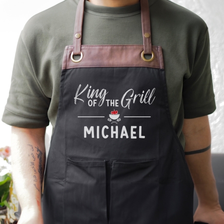 King of the Grill Grillschürze personalisiert für Männer mit Name & Kunstleder zum Geburtstag - Weihnachten Baumwollschürze, Küchenschürze