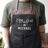 King of the Grill Grillschürze personalisiert für Männer mit Name & Kunstleder zum Geburtstag - Weihnachten Baumwollschürze, Küchenschürze