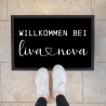 Personalisierte Fußmatte - Willkommen bei - Vornamen - Wunschname - Türmatte Fußabtreter Schmutzfangmatte - Dünn - Rutschfest - Umzug