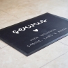 Personalisierte Fußmatte - Fussmatte mit Wunschnamen | Servus - Hier wohnen | 60x 40 cm | Geschenkidee zum Umzug, Einzug für Familien, Umzug