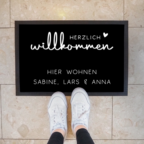 Personalisierte Fußmatte - Fussmatte mit Wunschnamen | Herzlich Willkommen | 60 x 40 cm | Geschenkidee zum Umzug, Einzug für Familien, Umzug