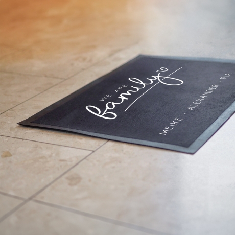 Personalisierte Fußmatte - Fussmatte mit Wunschnamen | We are Family |  60 x 40 cm | Geschenkidee zum Umzug, Einzug für Familien