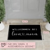 Personalisierte Fußmatte Willkommen bei & (Namen) | Willkommen bei | 60 x 40 cm | Geschenkidee zum Umzug, Einzug für Familien, Umzug