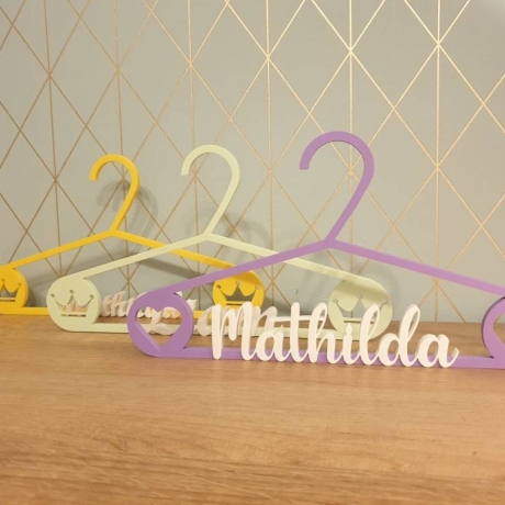 Personalisierter Kleiderbügel für Kleinkinder | Kinderkleidung | Individualisierbar | Kindergarderobe | Persönliches Geschenk