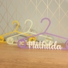 Personalisierter Kleiderbügel für Kleinkinder | Kinderkleidung | Individualisierbar | Kindergarderobe | Persönliches Geschenk