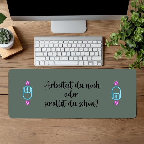 Personalisierte XL Gaming Mousepad | „Arbeitest du noch oder scrollst du schon?“ | Lustiges Büro Mousepad | Custom Mauspad mit Wunschtext