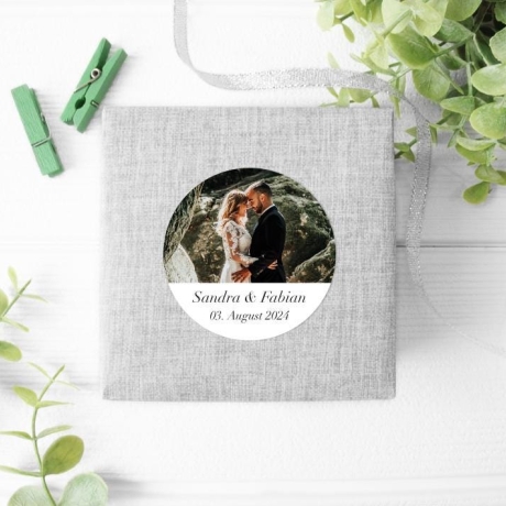 Personalisierter Hochzeitssticker – Vinyl Aufkleber mit Foto + Wunschtext – Rund 4 cm – Matt o. Glänzend – Hochzeit Gastgeschenk & Einladung
