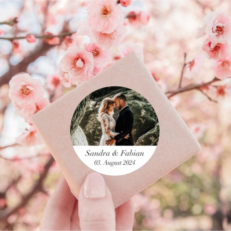 Personalisierter Hochzeitssticker – Vinyl Aufkleber mit Foto + Wunschtext – Rund 4 cm – Matt o. Glänzend – Hochzeit Gastgeschenk & Einladung
