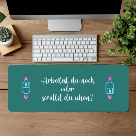 Personalisierte XL Gaming Mousepad | „Arbeitest du noch oder scrollst du schon?“ | Lustiges Büro Mousepad | Custom Mauspad mit Wunschtext