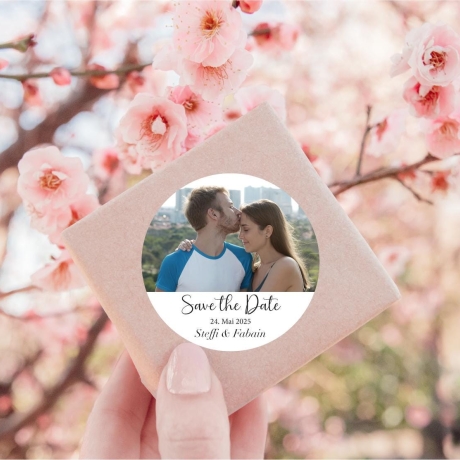 Personalisierter Save the Date Aufkleber – Wasserfeste Vinyl Sticker mit Foto & Wunschtext – Hochzeit Einladung – 4 cm – Matt - Glänzend