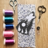Natur Aufnäher | Gestickter heulender Wolf | Mond & Walddesign, 9 cm